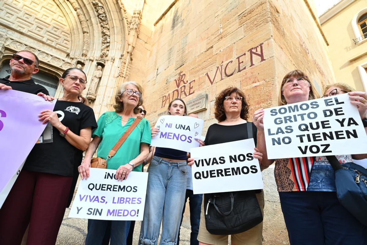 Minuto de silencio tras el crimen machista que ha acabado con la vida de Patricia en Callosa de Segura Minuto de silencio tras el crimen machista que ha acabado con la vida de Patricia en Callosa de Segura