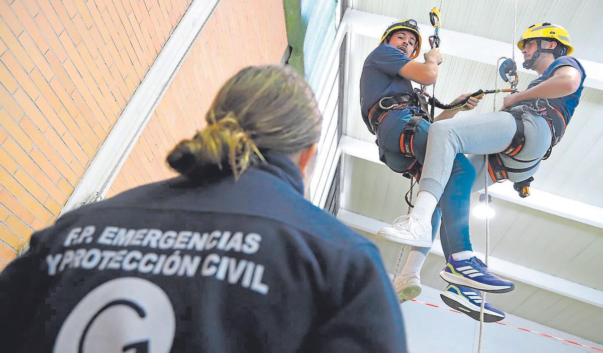 Dos alumnos de la FP de Emergencias de Protección Civil realizando prácticas de maniobras.