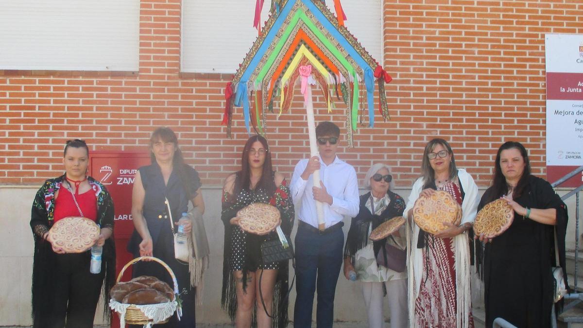 Vercinas de Aguilar de Tera con roscas, en el centro el joven Álvaro con el ramo.