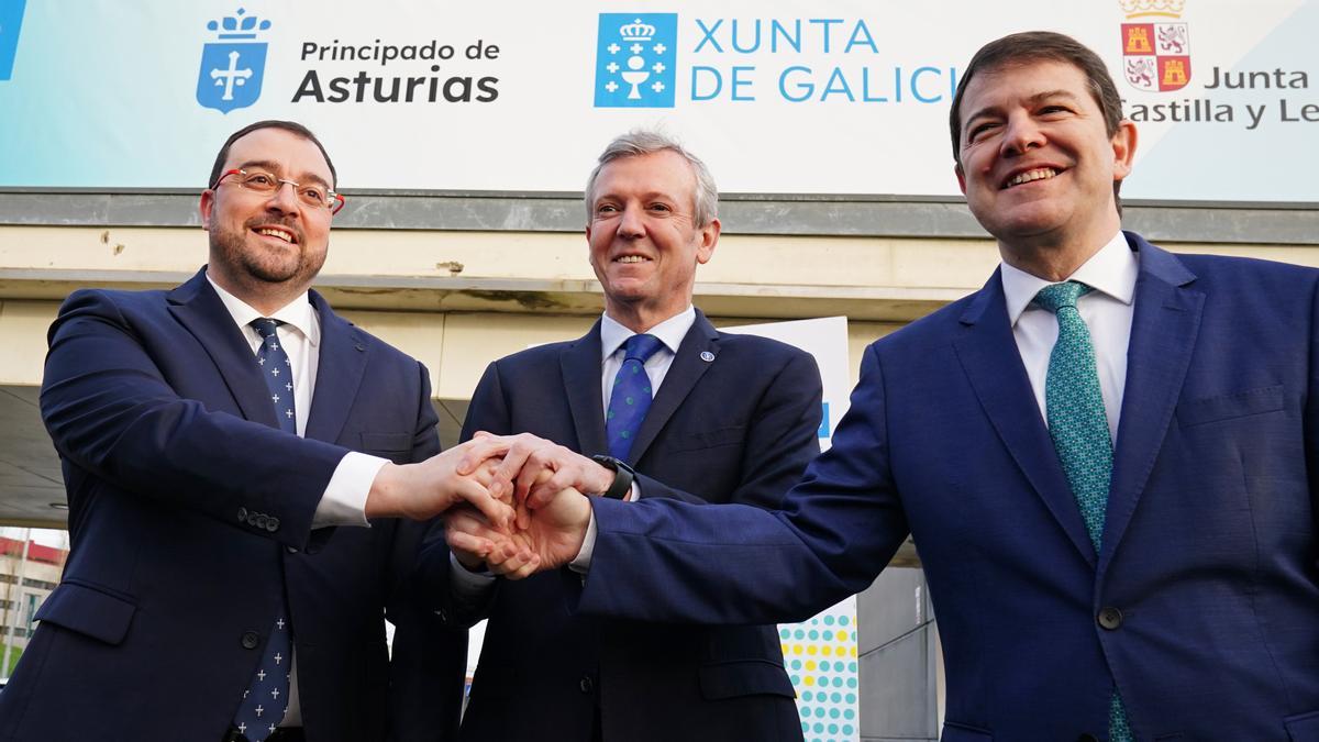 Los presidentes de Asturias, Galicia y Castilla y León, hoy en la cumbre por el Corredor Atlántico en Santiago de Compostela.