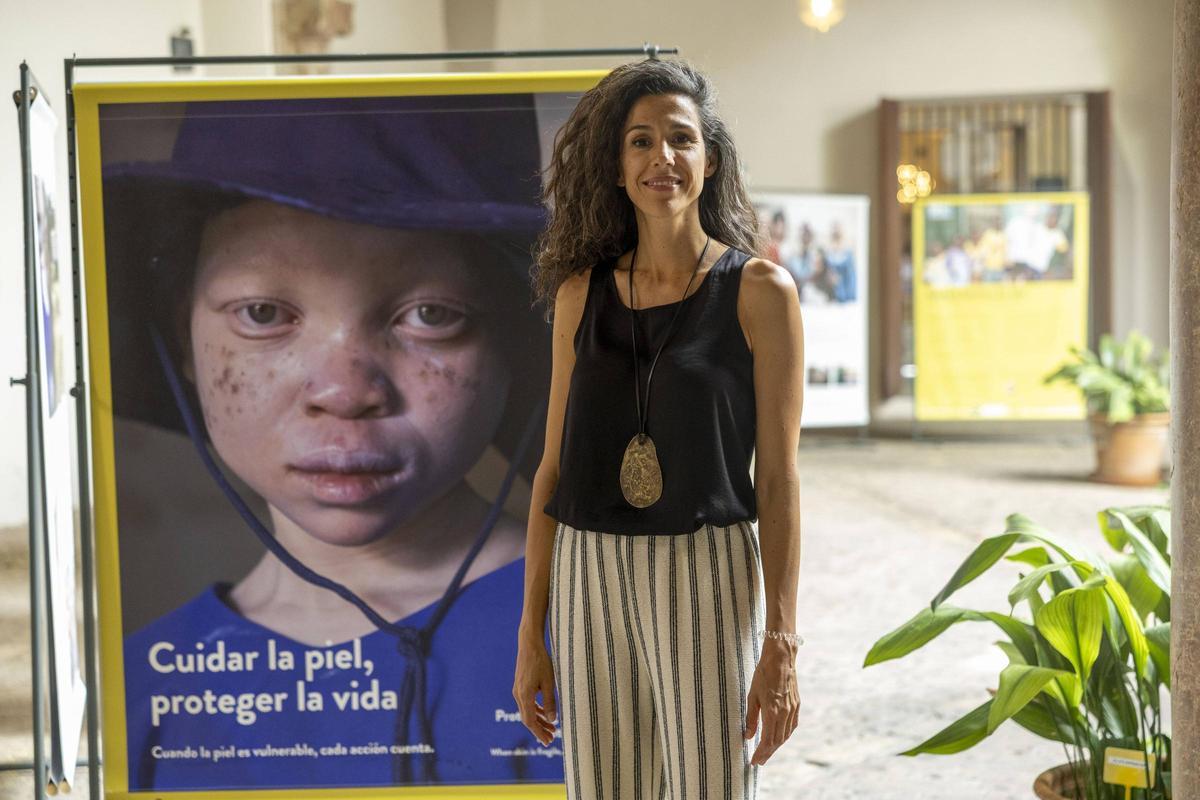 Mafalda Soto posa en Can Balaguer junto a una de las fotografías de la exposición.