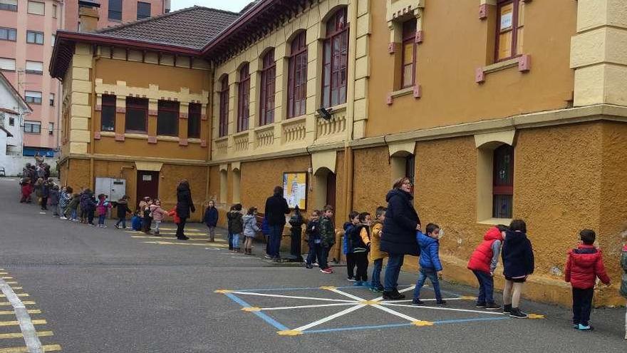 Los alumnos y profesores del Infanta Leonor, ayer, dándole un &quot;abrazo&quot; al centro.