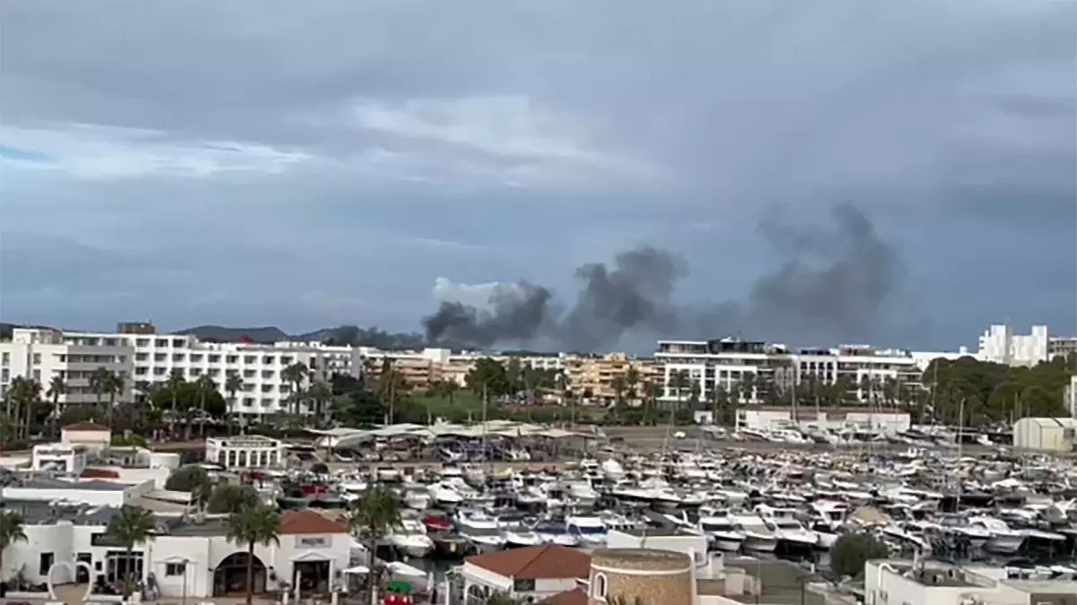Un helicóptero apaga un incendio en un cobertizo de material de socorrismo en Santa Eulària