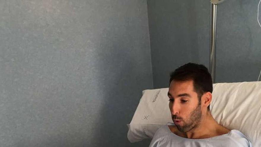 El jugador, que cumplió 32 años el sábado, en el hospital. // @AlbertoCorby33