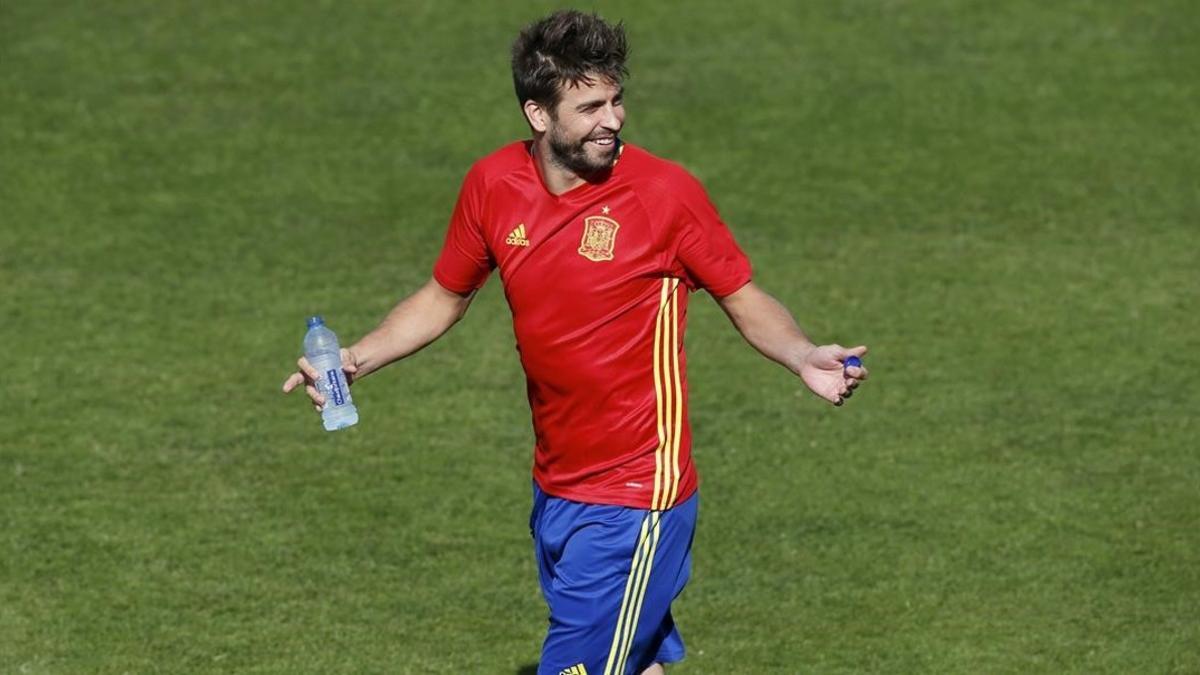 Piqué, en un entrenamiento de España en Saint Martín de Ré.