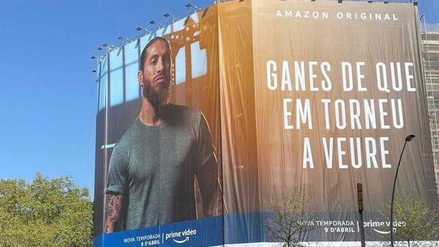 Amazon emula Laporta amb una lona gegant a Barcelona amb un error