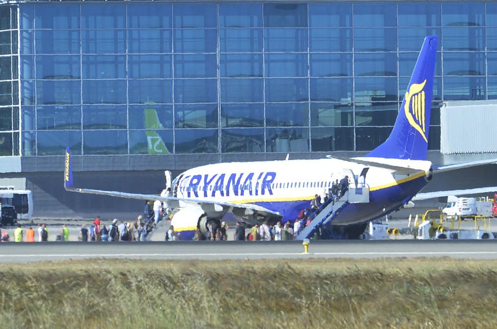 El aeropuerto estuvo inoperativo durante casi cuatro horas tras salirse de la pista un jet privado por un problema al aterrizar, posiblemente un reventón