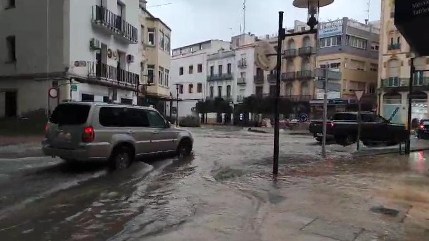 Vídeo: La lluvia inunda algunas calles de Vinaròs