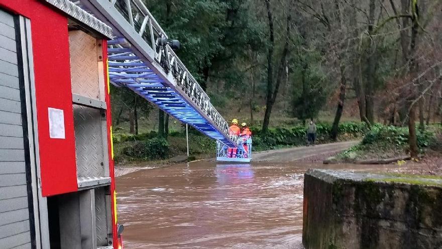 Evacuen 16 persones a la Vall d’en Bas per la crescuda del riu