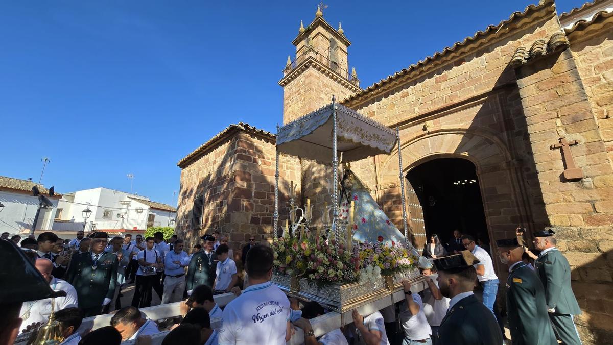 Numerosas personas participan en una jornada festiva iniciada con la salida de la patrona de la localidad desde la iglesia de San Andrés