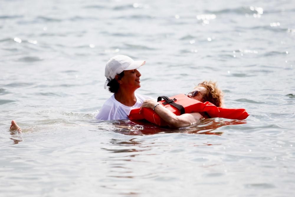 Los voluntarios y profesionales de ''Un mar de posibilidades'' construyeron una plataforma de madera que flota gracias a dos kayaks