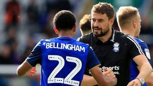 Jude Bellingham se saluda con Pep Clotet tras un partido con el Birmingham.