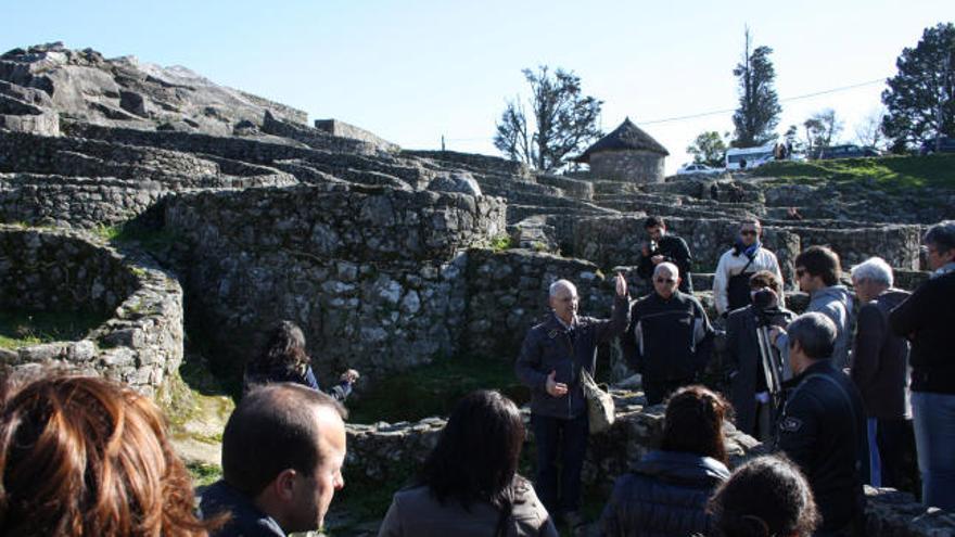 Un grupo de visitantes recializan un recorrido por el castro del monte Santa Trega.  // Informiño / E. G.