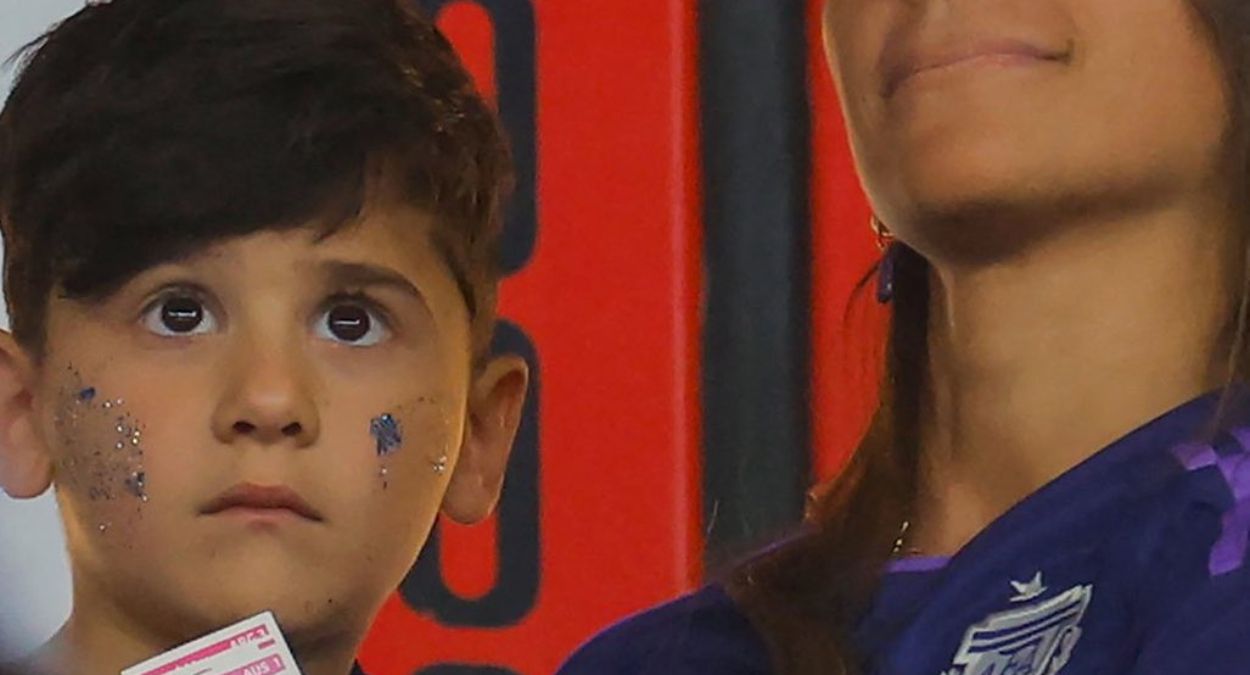 Ciro Messi, en brazos de Antonela durante el partido ante Polonia