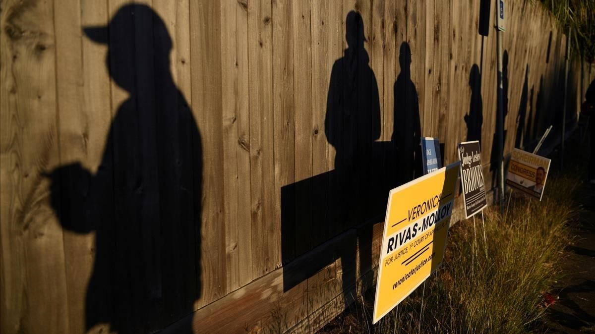 Votantes alineados en una mesa electoral en Houston, Texas. 