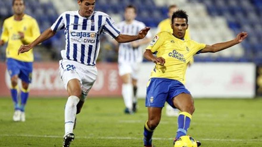 Jonathan Viera desplaza el balón en corto, ayer, ante la presión del jugador del Recreativo Zambrano. Detrás, los centrocampistas de la UD David González y Javi Castellano. i LOF