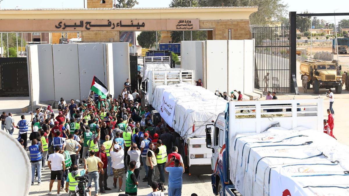 El cruce de Rafah, abierto: entran los primeros camiones de ayuda humanitaria a Gaza