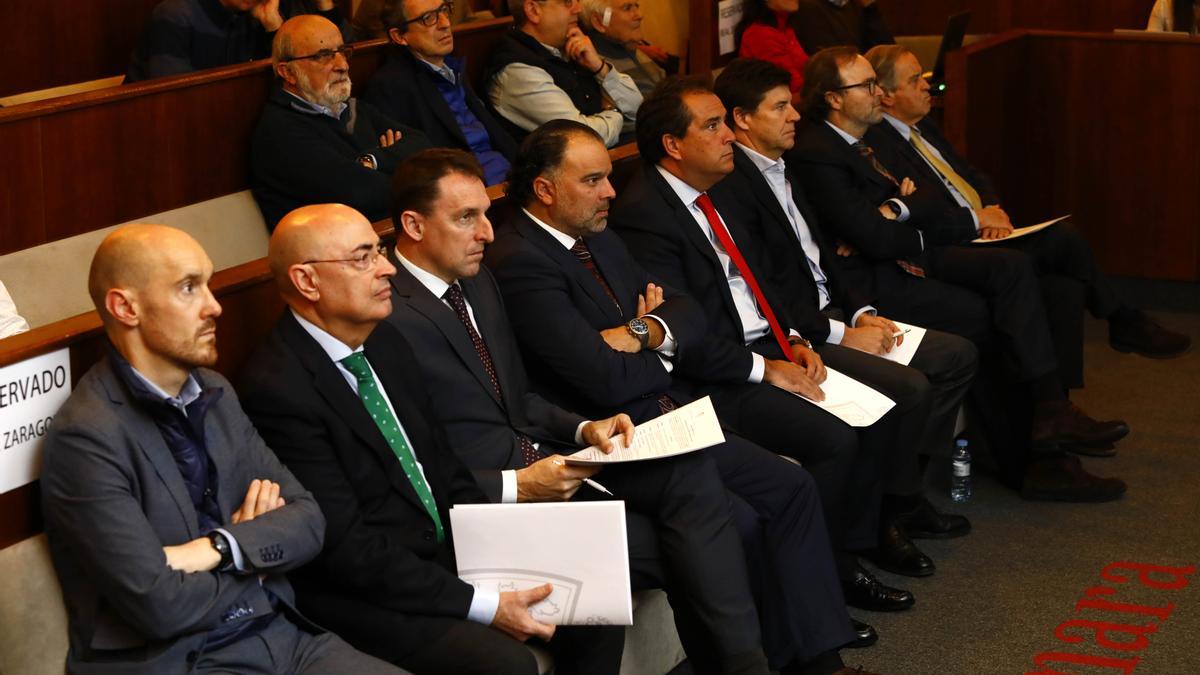 Arranz, Cuartero, Yarza, Forcén, Uguet, Sainz de Varanda y Blasco, durante una Junta de Accionistas del Real Zaragoza.