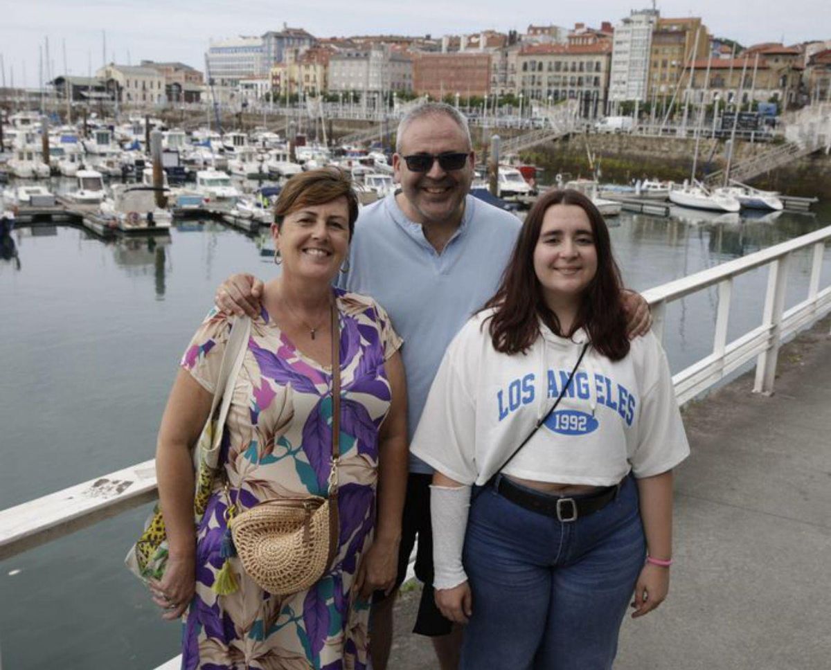 A la derecha, la Princesa Leonor saluda desde la cubierta del «Juan Sebastián de Elcano» el pasado jueves, a la llegada del buque escuela al puerto de El Musel.