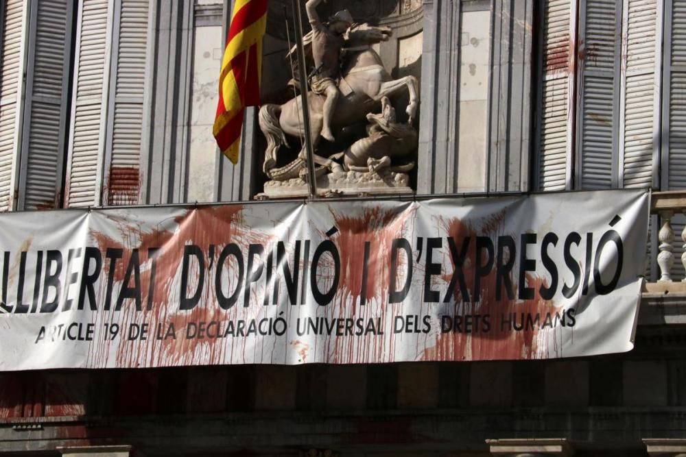 Llencen pintura a la façana de la Generalitat contra el tancament de la restauració