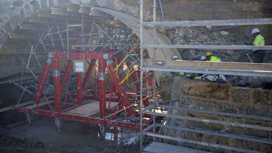 Detalle de las obras en el arco que se hundió a principios de año.