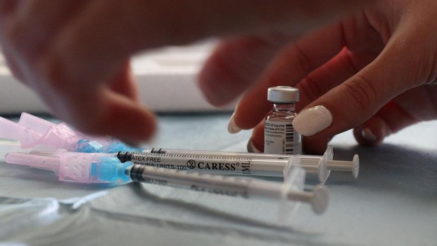 Salud hará una lista de suplentes para evitar que sobren dosis de vacuna contra el covid