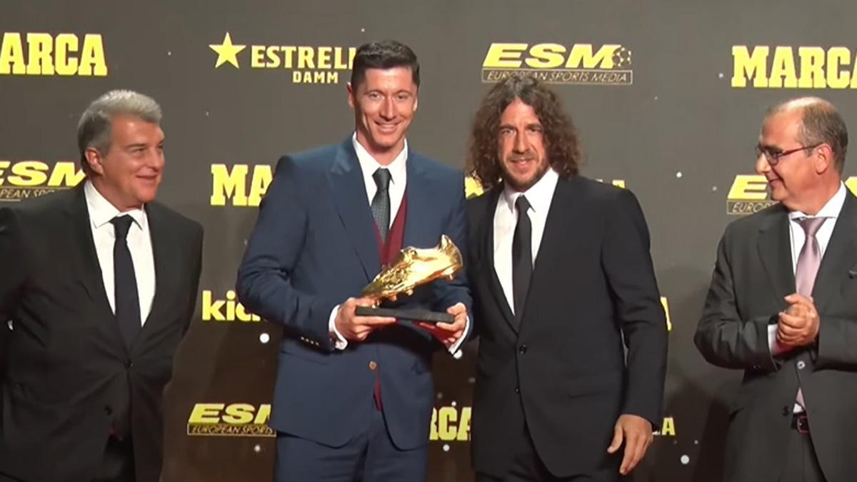 Lewandowski posando con la Bota de Oro 2021-22