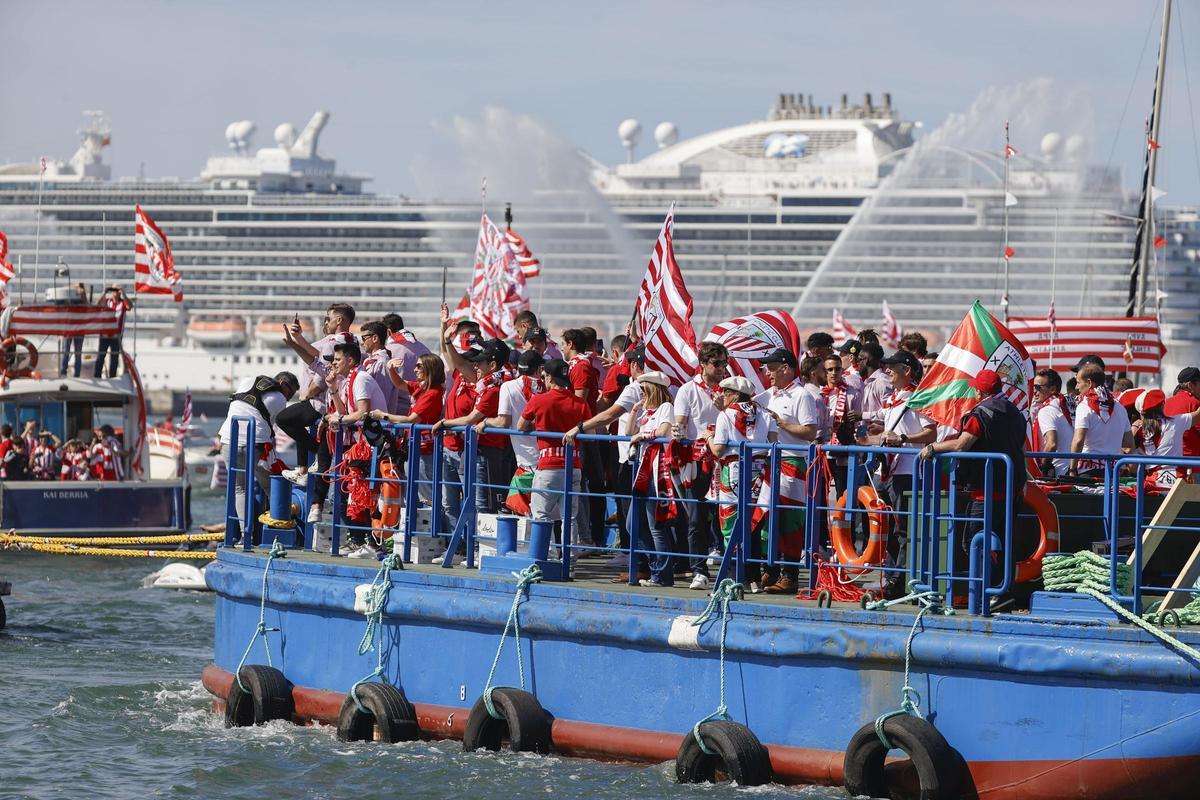 El Athletic celebra la Copa del Rey con una afición volcada con la gabarra. El Athletic celebra la Copa del Rey con una afición volcada con la gabarra.