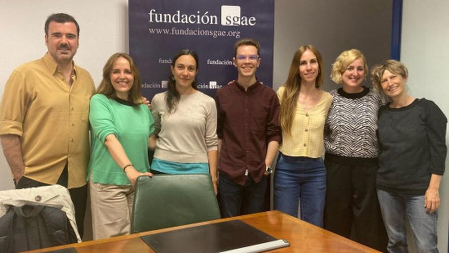 En la fotografía, de izq. a dcha: los seleccionados: Julio Béjar, Mafalda Bellido, Vanesa Martínez, Adrián Perea, África Hurtado y Marta Arán; y la directora Gemma Rodríguez.