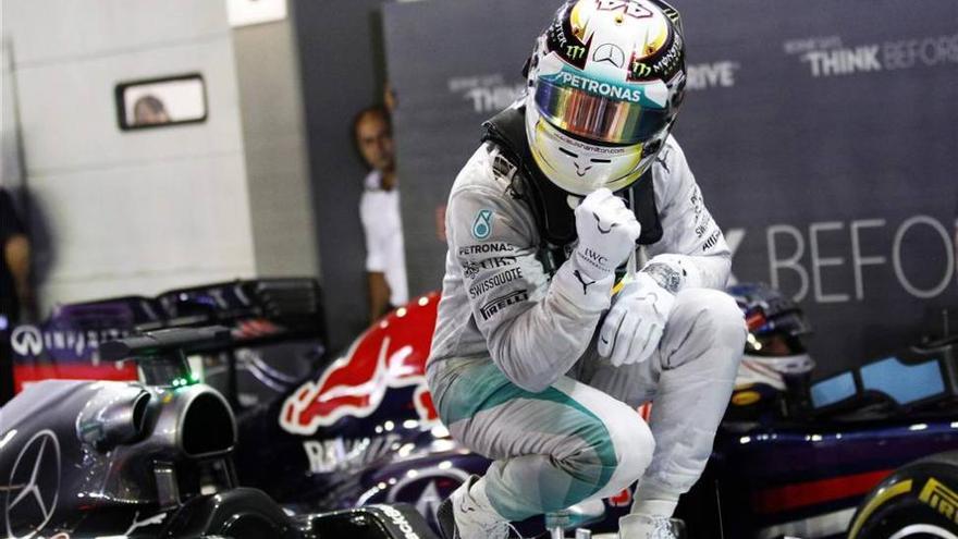 Hamilton se hace con el liderato del Mundial tras ganar en Singapur