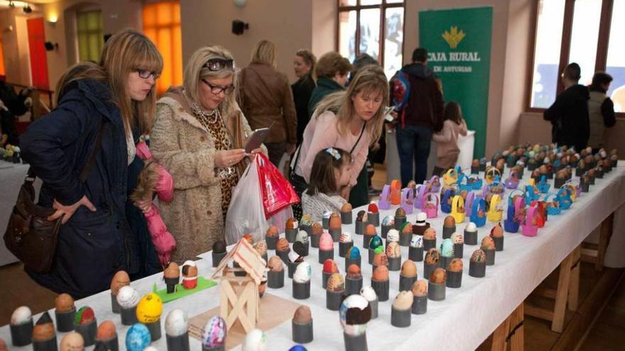 Asistentes a la muestra de huevos pintos en la Casa de Cultura de Sama.