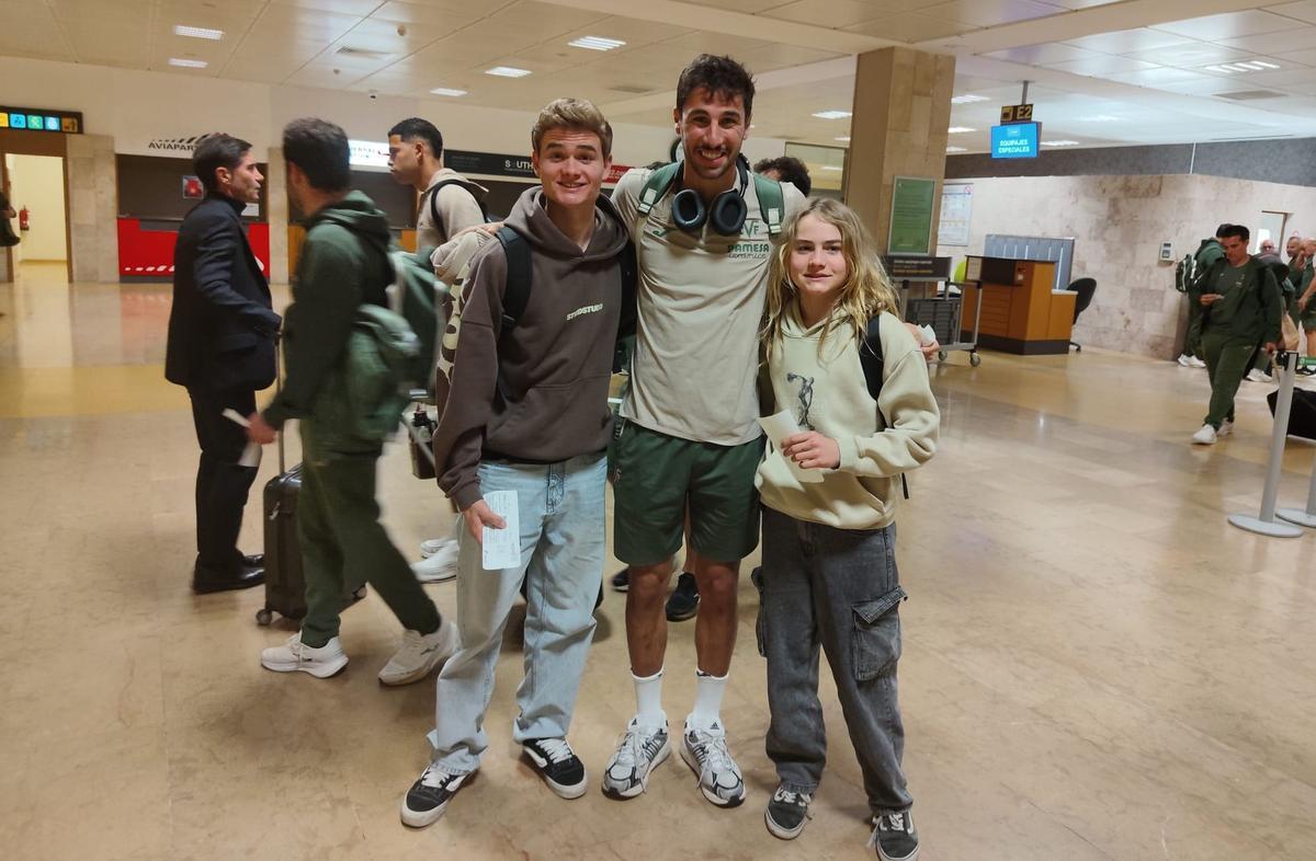 La vivencia única de Aray y Ardur, los suscriptores de 'Mediterráneo' que viajaron con el Villarreal a Girona.