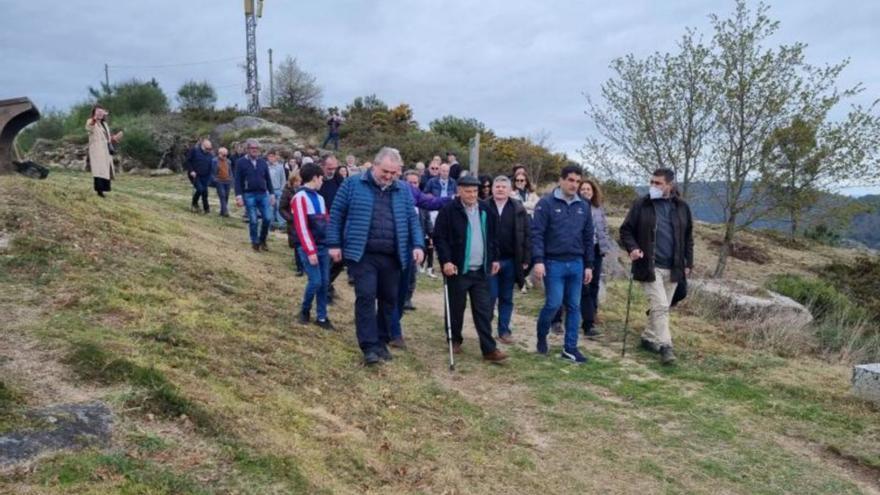 La Xunta hace una plantación simbólica en la nueva ruta granítica de Moura, en Ramuín