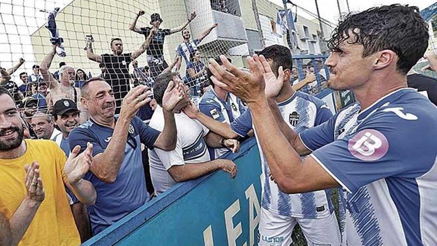 Fullana en comuniÃ³n con la aficiÃ³n tras el encuentro en casa contra el Melilla.