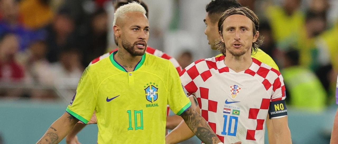 Modric y Neymar durante el partido de cuartos de final del Mundial de Qatar.