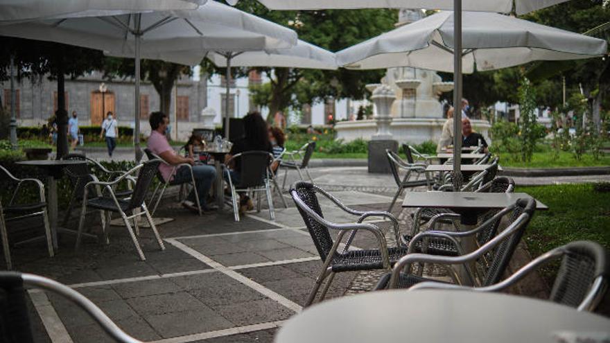 Este es el aspecto que presentaba a media tarde de ayer una terraza situada en la plaza Weyler de la capital tinerfeña.