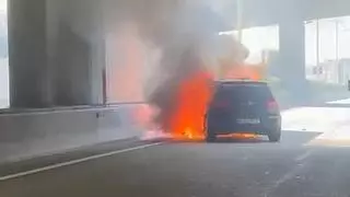 VÍDEO | El incendio de un coche en un túnel corta la C-32 durante una hora en Esplugues de Llobregat