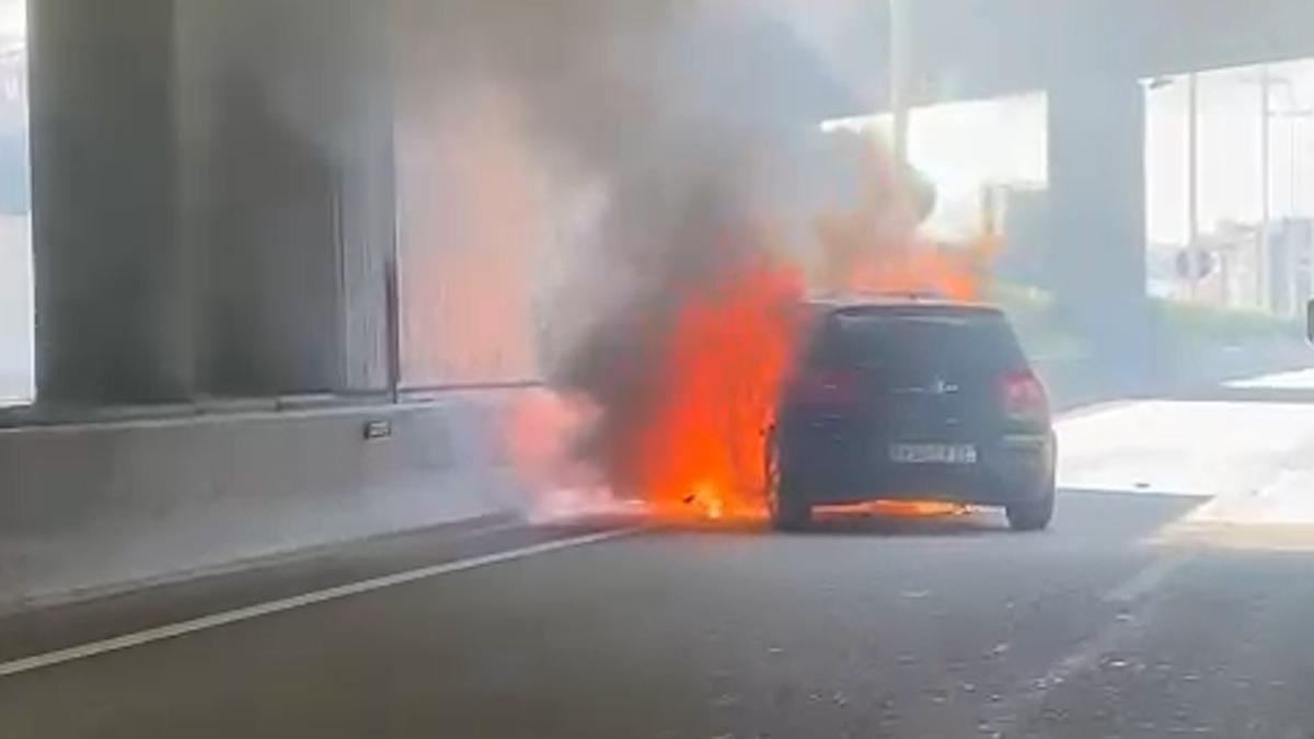 Un coche se incendia en la C-32, en Esplugues