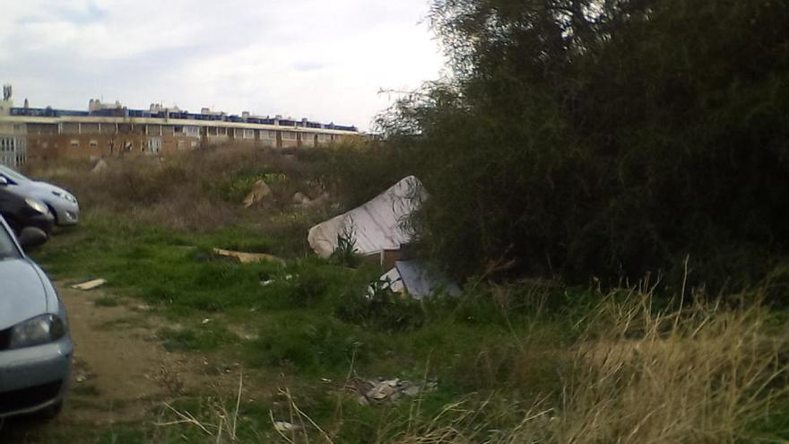 Aunque en el campo de la falta de civismo todo está permitido, los objetos depositados en esta parcela se encuentran claramente fuera de juego. En concreto, en una parcela de la calle Frank Capra, en Teatinos, calificada como zona verde por el actual PGOU pero que mientras llega la reconversión sirve de aparcamiento regulado pero también para un descosido. El riesgo estriba en que lo acumulado caiga ladera abajo hasta la avenida Valle Inclán y que se monte la de San Quintín, incluso en febrero.