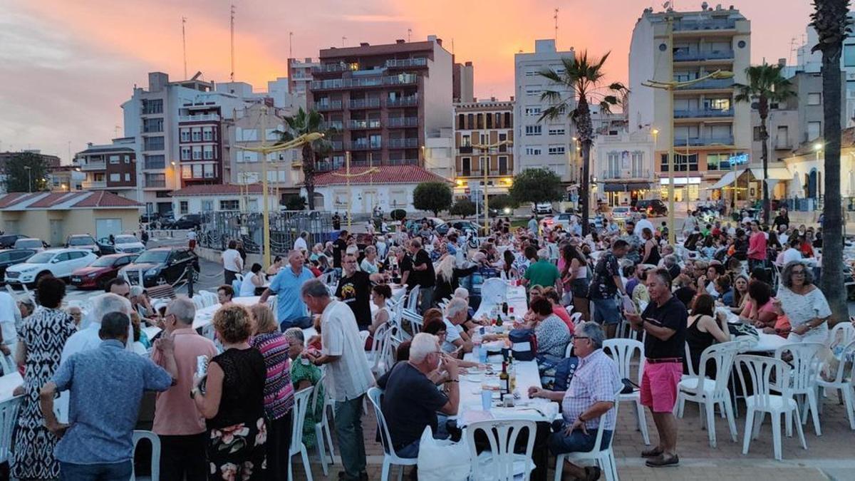 El sopar a la fresca es va celebrar anit en la esplanada del port de la capital del Baix Maestrat.
