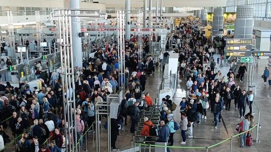 Esperas de hasta 20 minutos en el aeropuerto de Alicante-Elche por la huelga del personal de seguridad