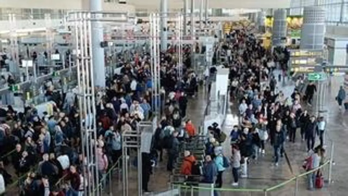 Esperas de hasta 20 minutos en el aeropuerto de Alicante-Elche por la huelga del personal de seguridad