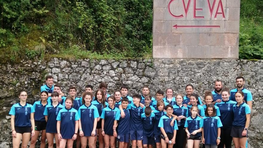 Grupo de atletas participantes en Covadonga, con el edil David Mon, primero por la derecha en la fila trasera