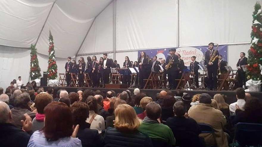 El público llenó la carpa para asistir al concierto. // G.S.