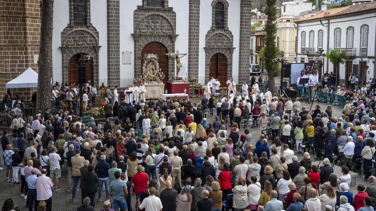 Un momento del acto, en el frontis de la iglesia del Pino de Teror