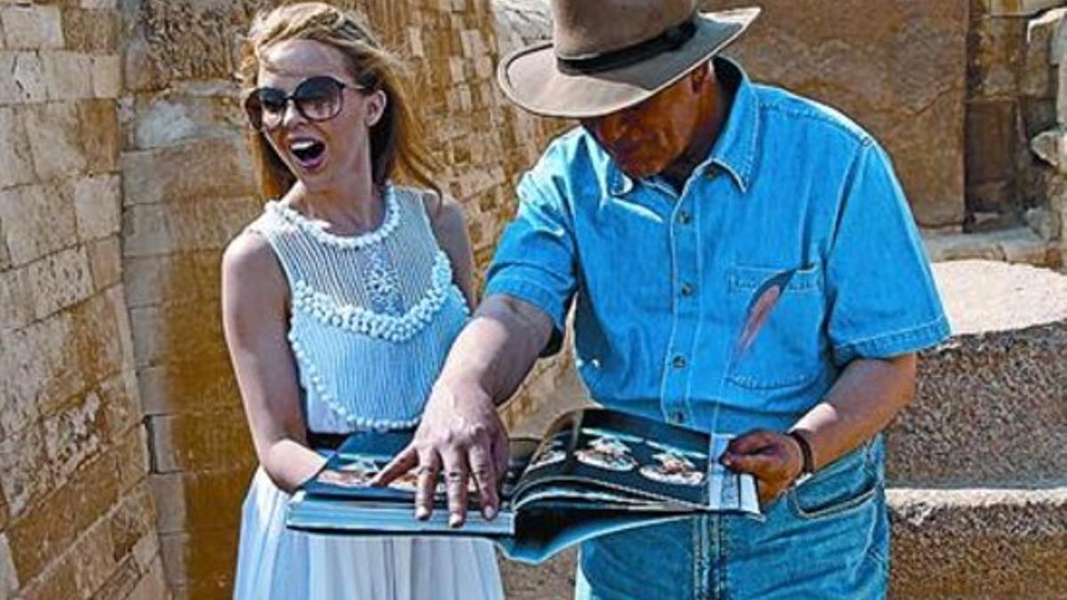 Kylie Minogue se extasía con las pirámides de Giza_MEDIA_1