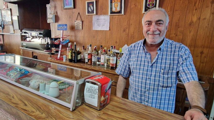 Los últimos cachis del bar de pueblo plantado en medio de Oviedo: &quot;Me despido orgulloso, nunca creí que haría tantos amigos&quot;