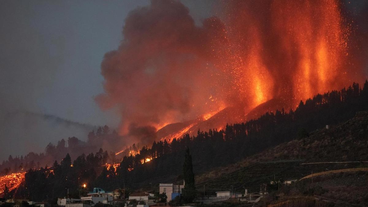 Así es (y así era) el volcán en erupción de La Palma