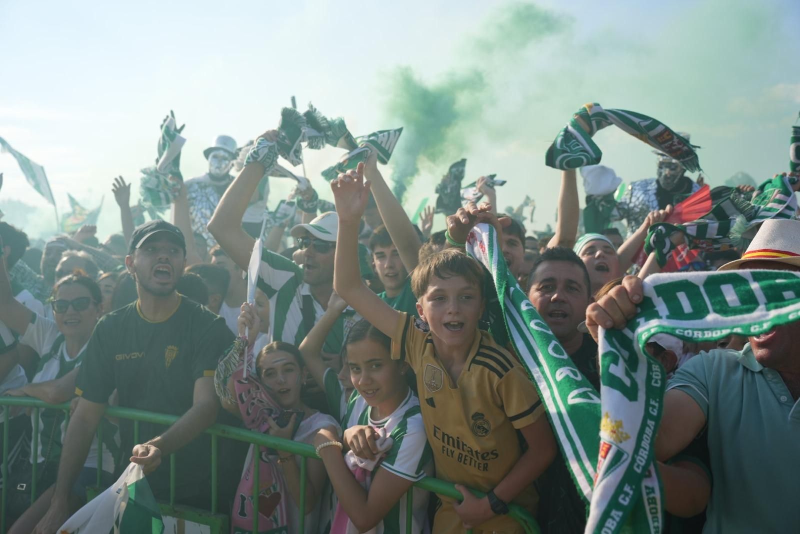 Así recibió la afición del Córdoba CF al autobús del equipo en El Arenal
