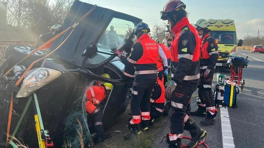 Herido grave un conductor tras ser embestido por un camión y volcar en la carretera vieja de Sineu